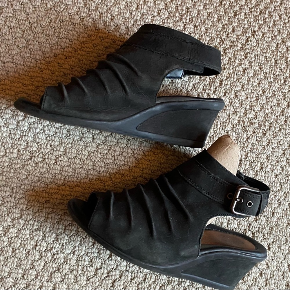 Earth wedge sandals leather size 8.5D Wide